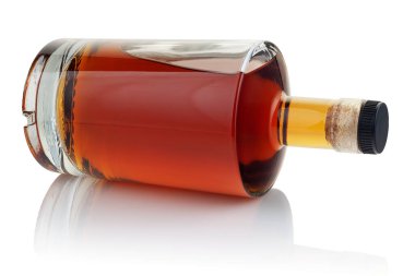 Beyaz arka planda alkollü güçlü bir içki şişesi.