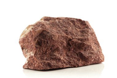 Hafif bir arkaplanda kırmızı bir kuartzite ait kaba bir parça..