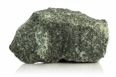 Beyaz parlak bir arka plan üzerinde yeşim taşı pürüzlü ham parçası