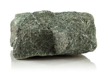 Beyaz bir arka planda kaba, işlenmemiş bir yeşim taşı