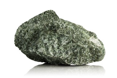 Taş, pürüzsüz, işlenmemiş bir parça Jadeite parlak beyaz arka planda