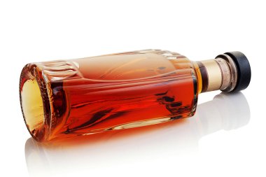 Beyaz arka planda alkollü güçlü bir içki şişesi.