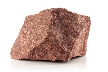 Bir taş, beyaz bir arka planda kırmızı bir kuartzite ait kaba bir parça.