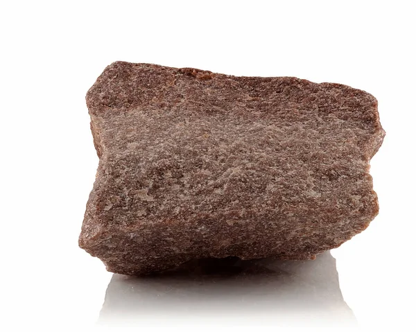 Una Piedra Fragmento Áspero Cuarcita Carmesí Sobre Fondo Blanco — Foto de Stock