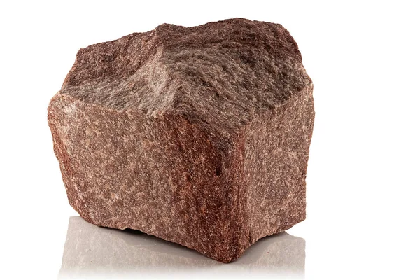 Uma Pedra Fragmento Áspero Quartzito Carmesim Sobre Fundo Branco — Fotografia de Stock