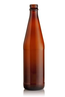 Kahverengi cam boş cam bira şişesi beyaz arka planda