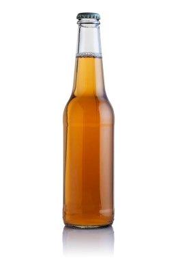 Beyaz arka planda cam bira şişesi.