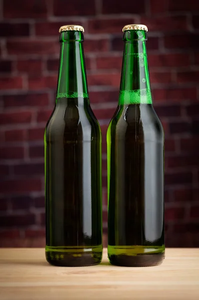 Due Bottiglie Birra Vetro Verde Sullo Sfondo Muro Mattoni — Foto Stock