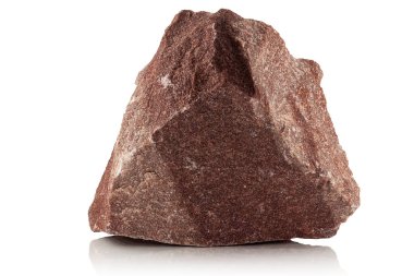 Bir taş, beyaz bir arka planda kırmızı bir kuartzite ait kaba bir parça.