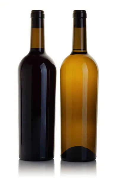 一瓶红葡萄酒和一瓶白色背景的白葡萄酒 — 图库照片