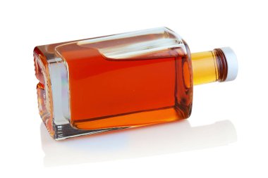 Beyaz arka planda alkollü güçlü bir içki şişesi.