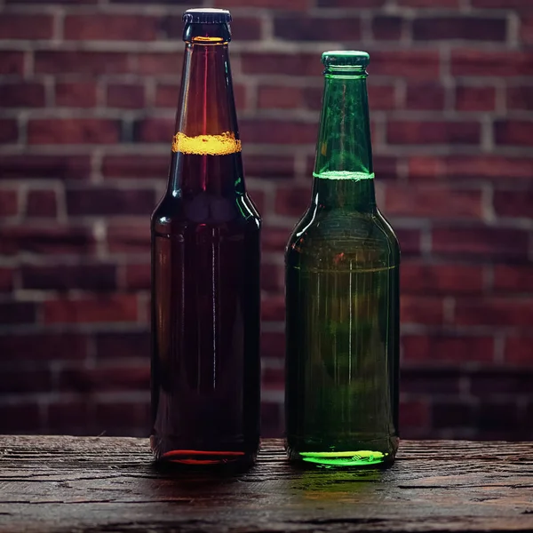 Duas Garrafas Cerveja Fundo Uma Parede Tijolo — Fotografia de Stock