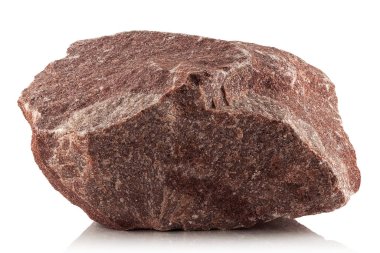 Bir taş, beyaz bir arka planda kırmızı bir kuartzite ait kaba bir parça.