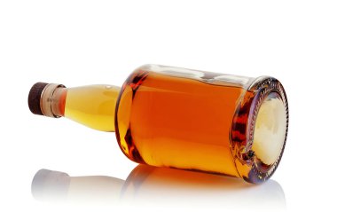 Beyaz arka planda viski şişesi.