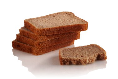 Beyaz arka planda lezzetli bir ekmek dilimleri