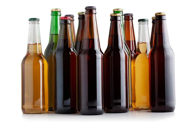 白い背景に異なる品種のビールのボトル ストック写真