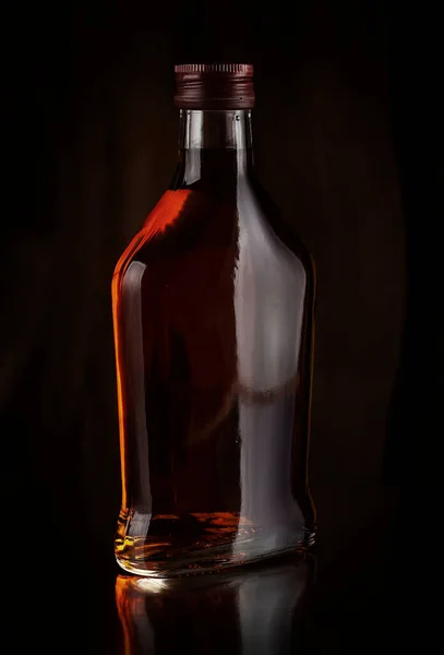 Маленька Плоска Пляшка Алкогольним Напоєм Темному Тлі — стокове фото
