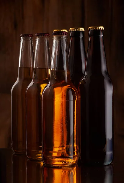 Bottiglie Birra Sullo Sfondo Muro Legno Grezzo — Foto Stock