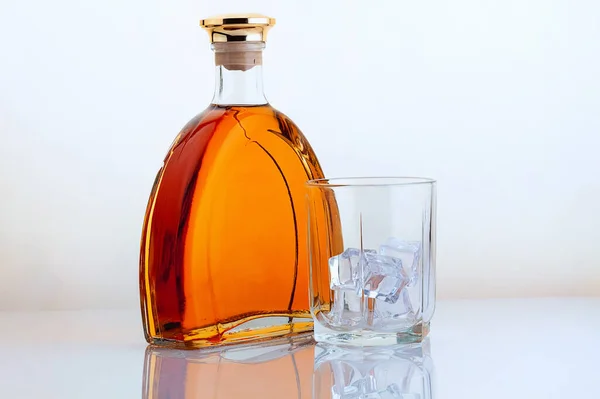 Eine Flasche Mit Einem Alkoholischen Getränk Und Ein Glas Mit — Stockfoto