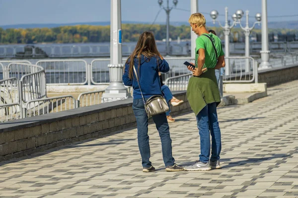 Kille Och Flicka Flodstationens Territorium Sommardag Nära Piren — Stockfoto