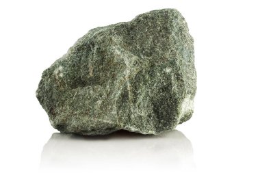 Beyaz zemin üzerinde pürüzlü ham Jadeite parçası