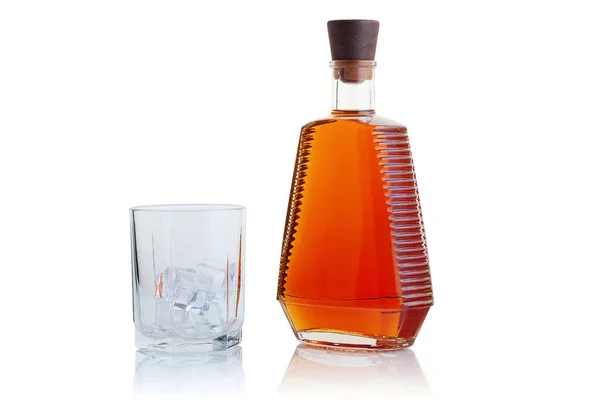 Una Bottiglia Con Una Forte Bevanda Alcolica Bicchiere Con Ghiaccio — Foto Stock