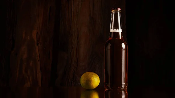 Botellas Llenas Cerveza Lima Contra Una Pared Madera Oscura —  Fotos de Stock