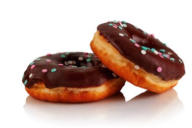 Beyaz arka planda kahverengi çikolata kremalı iki çörek..