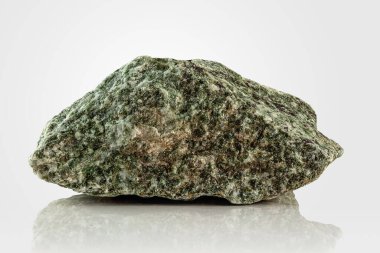 Hafif arkaplanda işlenmemiş pürüzlü bir yeşim taşı