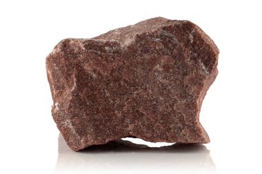 Hafif bir arkaplanda kırmızı bir kuartzite ait kaba bir parça..