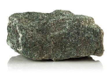Beyaz bir arka planda kaba, işlenmemiş bir yeşim taşı