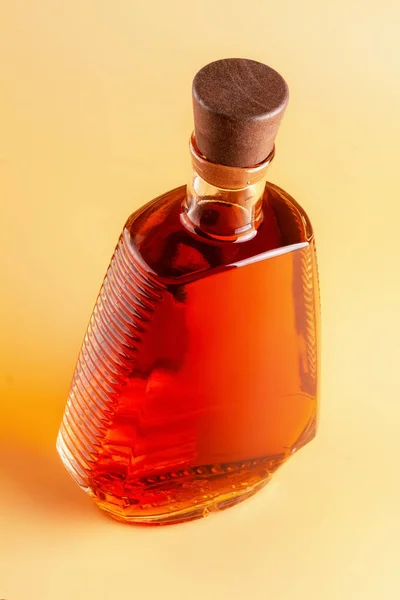 Una Bottiglia Con Una Forte Bevanda Alcolica Sfondo Bianco — Foto Stock