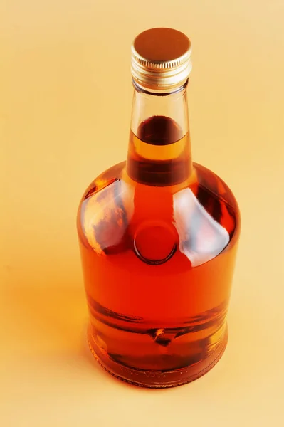 Butelka Brandy Jasnym Tle — Zdjęcie stockowe