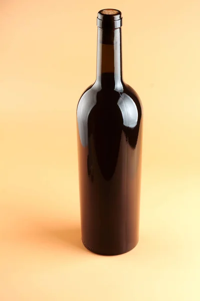 Una Bottiglia Vino Rosso Sfondo Chiaro — Foto Stock