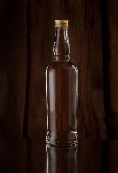Eine Flasche Wodka Auf Dem Hintergrund Einer Rauen Holzwand — Stockfoto