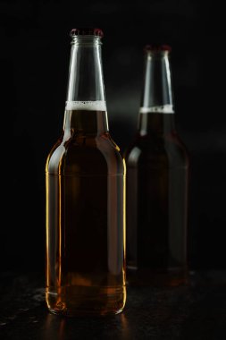 Arka planda iki şişe bira..