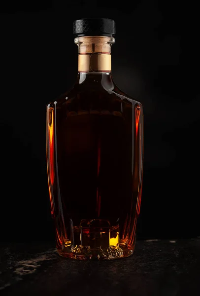 Una Botella Llena Brandy Sobre Fondo Oscuro — Foto de Stock