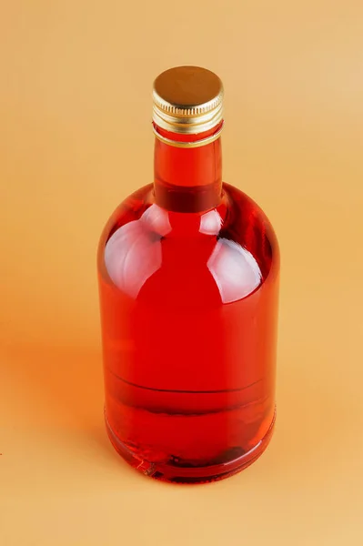 Glas Transparante Fles Met Een Rood Drankje Een Licht Gekleurde Stockfoto