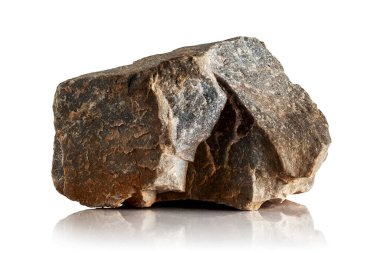 Beyaz arkaplanda taş ve yansıtıcı yüzey