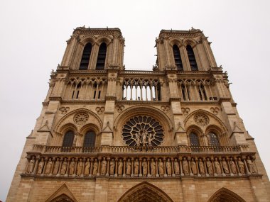notre dame önünde