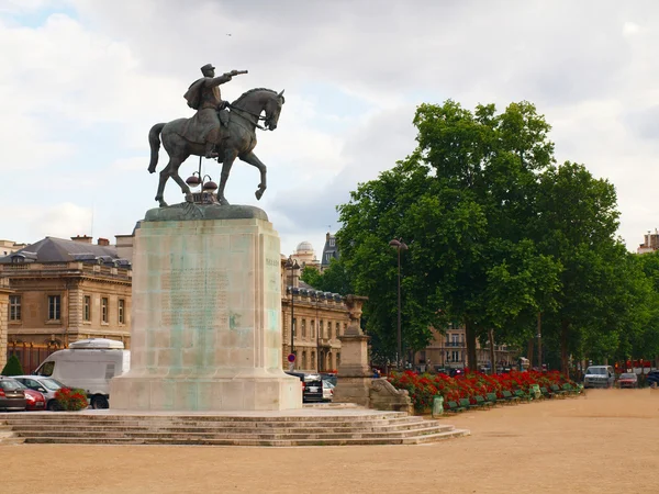 Ecole militaire e monumento na cidade de Paris — Fotografia de Stock