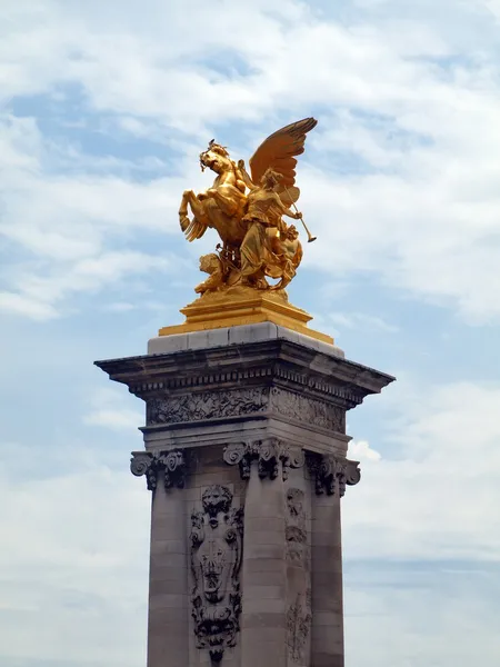 Aleksander iii most znajduje się w Paryżu, Francja — Zdjęcie stockowe
