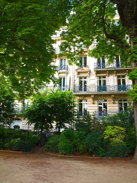 หน้าต่างของเมืองปารีสใน Champ de Mars — ภาพถ่ายสต็อก