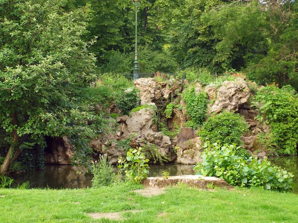 No parque da bela cidade de Paris — Fotografia de Stock