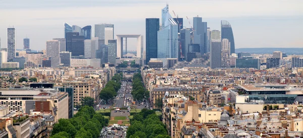 Europeiska städer liv. skyskrapor i paris stad — Stockfoto