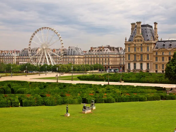 A Louvre Múzeum és a labirintus Párizs városában Stock Fotó