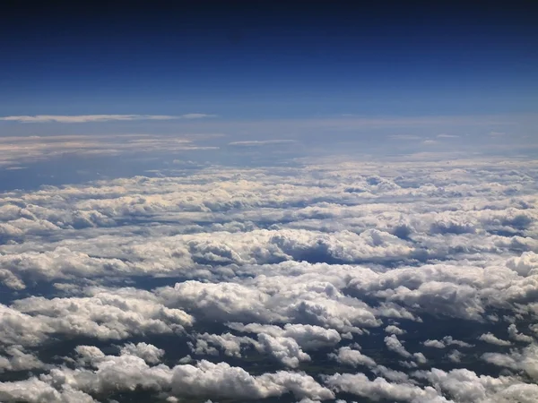 Vista desde el avión - vuelo sobre las nubes —  Fotos de Stock