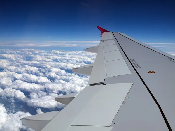 Ala del avión vuelo sobre las nubes — Foto de Stock