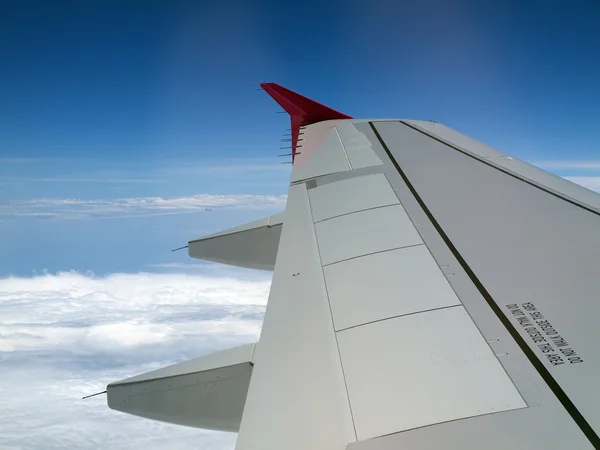 Ala del avión vuelo sobre las nubes — Foto de Stock