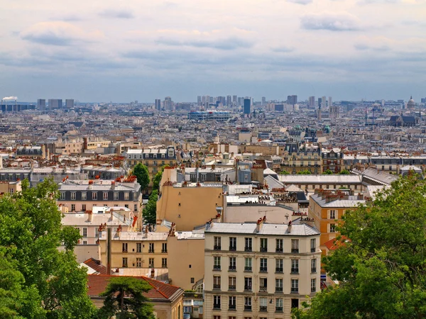 Uitzicht op de mooie stad Parijs vanaf montmartre heuvel — Stockfoto